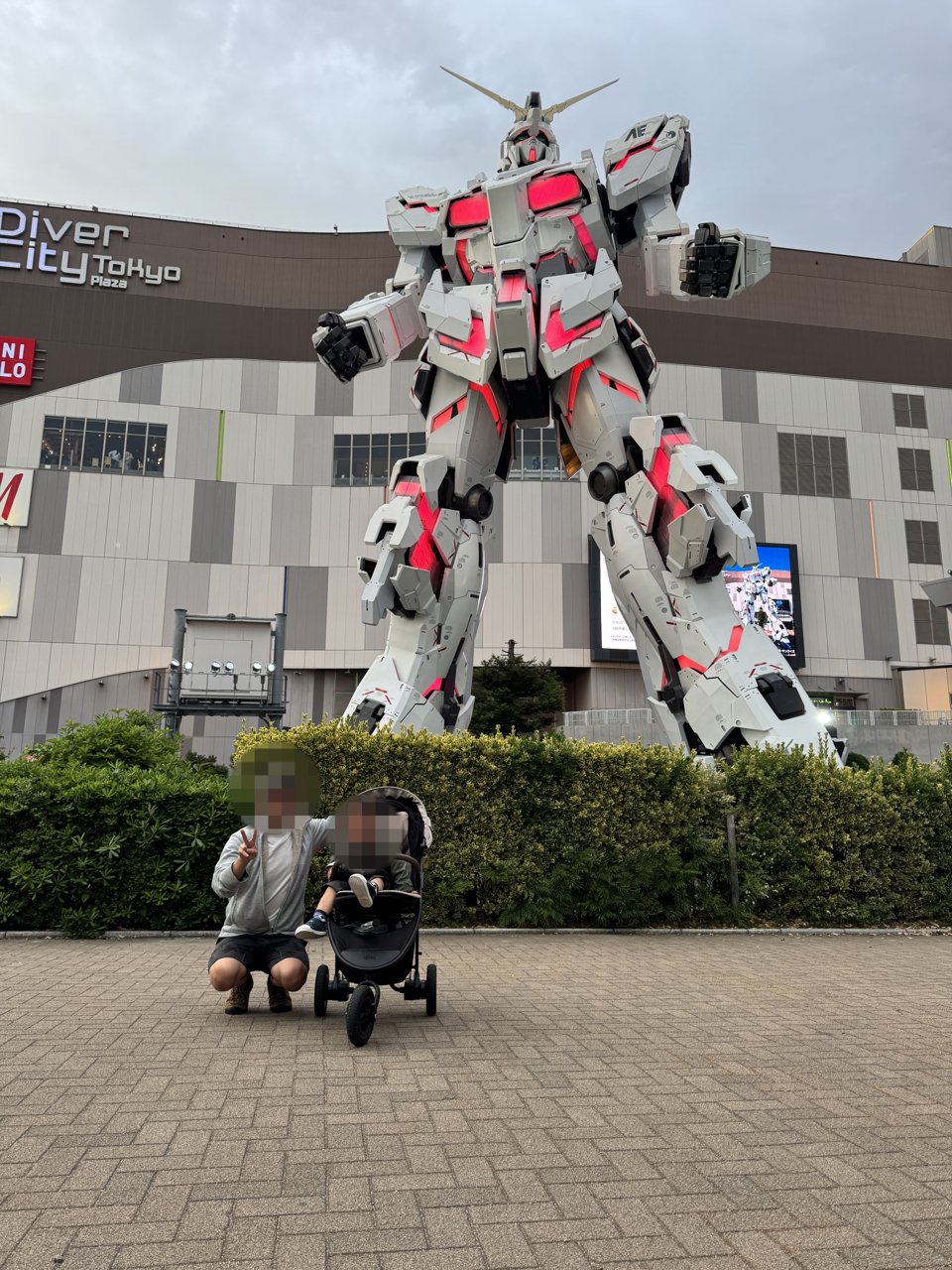 お台場ダイバーシティ東京プラザ前のユニコーンガンダム立像と、その前で記念撮影する筆者と子供